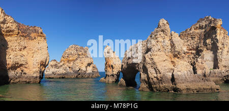 An der felsigen Küste in Ponta da Piedade Cape, in der Nähe von Lagos, Algarve, Portugal, Europa Stockfoto