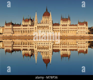Parlament Gebäude bei Sonnenuntergang, Donau, UNESCO-Weltkulturerbe, Budapest, Ungarn, Europa Stockfoto