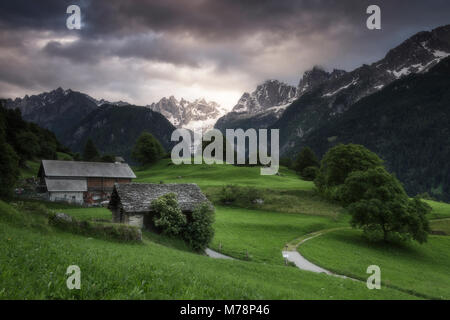 Wolken in der Morgendämmerung, Soglio, Bergell, Maloja Region, Kanton Graubünden (Graubünden), Schweiz, Europa Stockfoto