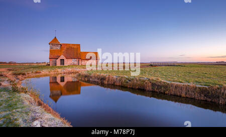 Fairfield Kirche (St. Thomas Becket Kirche) im Morgengrauen, Romney Marsh, in der Nähe von Rye, Kent, England, Vereinigtes Königreich, Europa Stockfoto