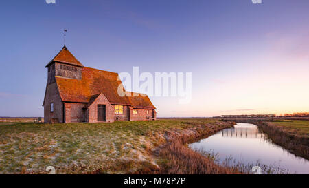 Fairfield Kirche (St. Thomas Becket Kirche) im Morgengrauen, Romney Marsh, in der Nähe von Rye, Kent, England, Vereinigtes Königreich, Europa Stockfoto