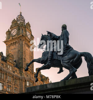 Herzog von Wellington Monument mit dem Balmoral clock hinter, Edinburgh, Schottland, Großbritannien, Europa Stockfoto