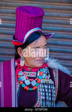 Nicht identifizierte Ladakhi Frau mit traditionellen Kostümen beteiligt sich an der Ladakh Festival in Leh, Indien Stockfoto