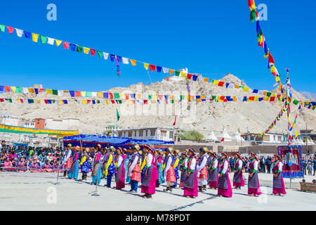 Nicht identifizierte Ladakhi Menschen mit traditionellen Kostümen beteiligt sich an der Ladakh Festival in Leh, Indien Stockfoto