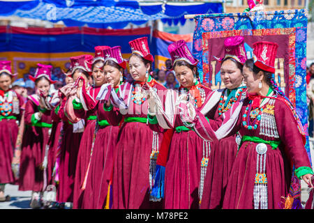 Nicht identifizierte Ladakhi Menschen mit traditionellen Kostümen beteiligt sich an der Ladakh Festival in Leh, Indien Stockfoto