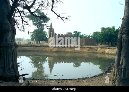 Traditionelle Alltag statt von einer Moschee in einer indigenen Dogon Village. Mali, Westafrika. Stockfoto