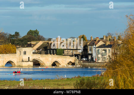 Fluss Great Ouse mit dem mittelalterlichen St. Leger Kapellbrücke in St Ives, Cambridgeshire, England, Vereinigtes Königreich, Europa Stockfoto