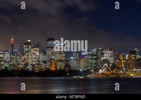 Panoramablick auf die Stadt Sydney in der Dämmerung mit der Oper, Sydney, New South Wales, Australien, Pazifik Stockfoto