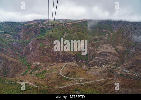 Luftaufnahme von einer der weltweit längsten (6 km) Pendelbahnen, Tatev, Armenien, Zentralasien, Asien Stockfoto