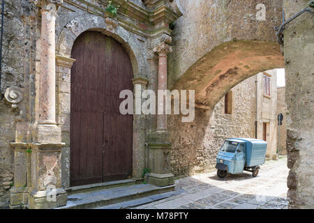 Erice, kleiner Lkw unter arch in der Seitenstraße geparkt, Sizilien, Italien, Europa Stockfoto