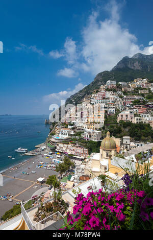 Blick auf die Stadt und den Strand, Positano, Costiera Amalfitana (Amalfiküste), UNESCO-Weltkulturerbe, Kampanien, Italien, Mittelmeer, Europa Stockfoto
