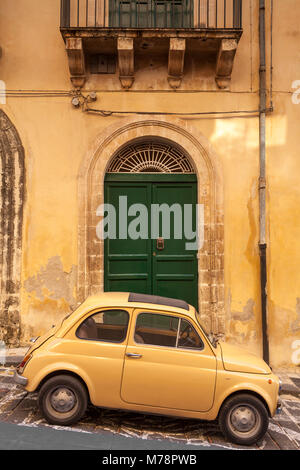 Alten Fiat 500 in der Straße geparkt, Noto, Sizilien, Italien, Europa Stockfoto