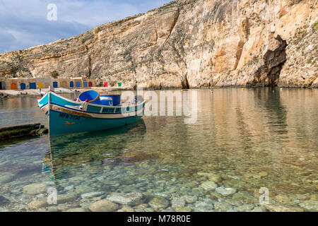 Traditionelle Boot im Hafen von Dwejra Binnenmeer in Gozo, Malta, Mittelmeer, Europa Stockfoto