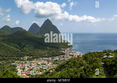 Die Stadt Soufriere mit den Pitons, Weltkulturerbe der UNESCO, Jenseits, St. Lucia, Windward Islands, West Indies Karibik, Mittelamerika Stockfoto