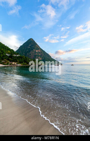 Gros Piton, UNESCO-Weltkulturerbe, und Sugar Beach bei Dämmerung, St. Lucia, Windward Islands, West Indies Karibik, Mittelamerika Stockfoto