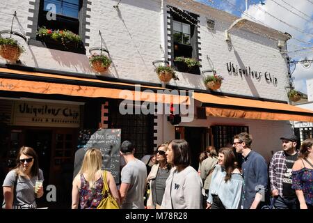 Masse der Leute genießen Sie die Restaurants und Bars von Ashton Lane in Glasgow, Schottland, Großbritannien, während der West End Festival 2017 Stockfoto