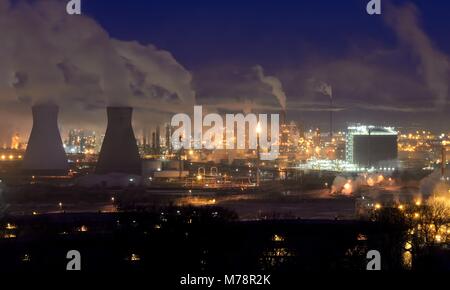 Die Lichter der Ineos Raffinerie in der Morgendämmerung in Grangemouth, East Stirlingshire, Schottland, UK Stockfoto