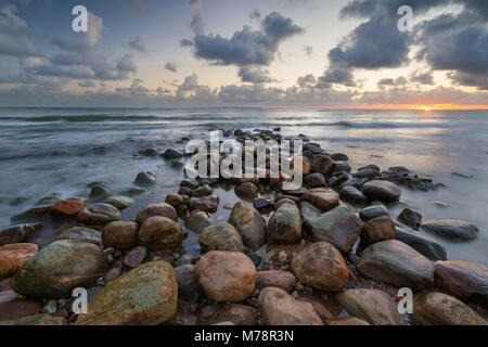 Rock Wellenbrecher im Meer bei Sonnenaufgang, Munkerup, Kattegat Coast, Neuseeland, Dänemark, Skandinavien, Europa Stockfoto