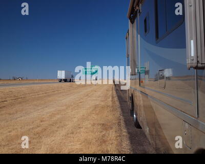 Auf der Suche nach Westen auf der Route 66 in Landergin, Texas parallel an der Interstate 40. Stockfoto