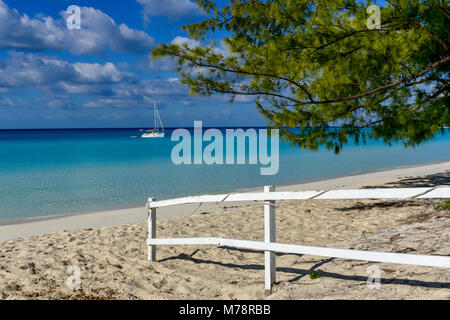 Little San Salvador, auch genannt Half Moon Cay, eine kleine private Insel der Bahamas. Durch kreuzfahrtschiff zugänglich. Stockfoto