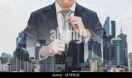 Double Exposure Geschäftsmann holding Krawatte mit modernen Gebäuden in der Stadt Bangkok Hintergrund Stockfoto