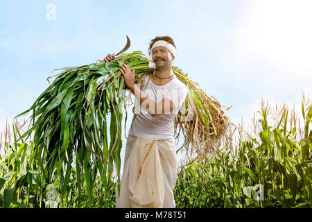 Bauer Holding Sichel und ernte Stockfoto