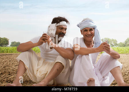 Zwei Landwirte im Bereich Tee trinken Sitzen Stockfoto