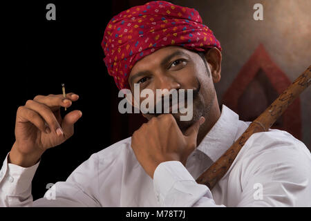 Landwirt tragen von Turban und Rauchen Zigarre Stockfoto