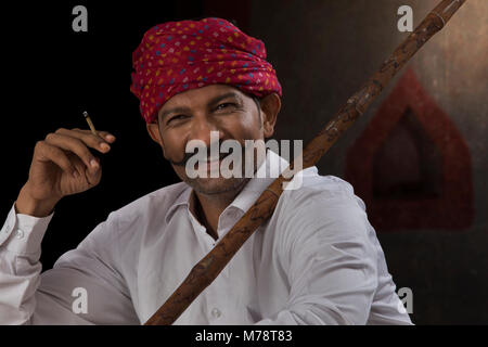 Landwirt tragen von Turban und Rauchen Zigarre Stockfoto