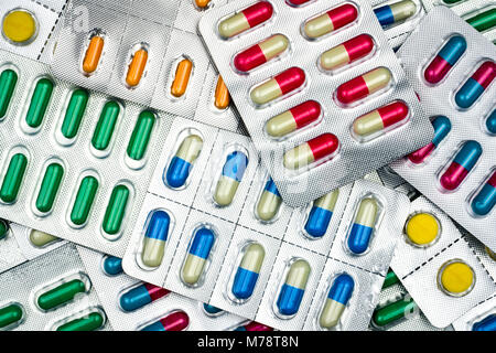 Blick von oben auf die bunten Tabletten und Kapseln Tabletten in Blisterpackungen. Global Health Care und Drogenkonsum mit angemessenen Konzept Stockfoto