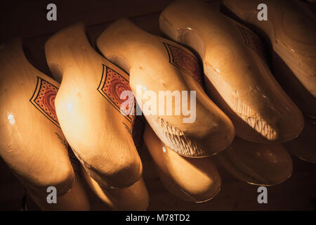 Clogs aus Pappelholz hängen in den Souvenir shop. Klompen ist traditionelle niederländische Schuhe für den täglichen Gebrauch. Stockfoto