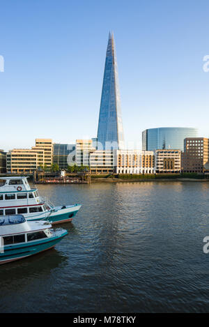 Der Shard dominiert die Skyline von London mit dem London Hospital und der Themse im Vordergrund, London, UK Stockfoto