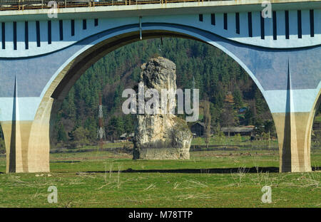 Piatra Teiului Kalkstein in der Natur und die Brücke im Rahmen. Rumänien Stockfoto