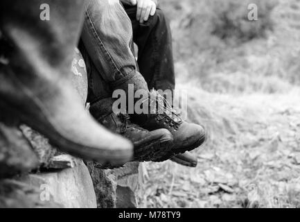 Freunde Halt für ein Picknick auf einem Spaziergang Stockfoto