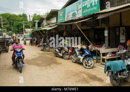 Zwei burmesische Frauen auf einem Motorrad Fahrrad in Nyaun U lokale im Freien Markt neben Obst und Gemüse, Bagan Myanmar Südostasien Stockfoto