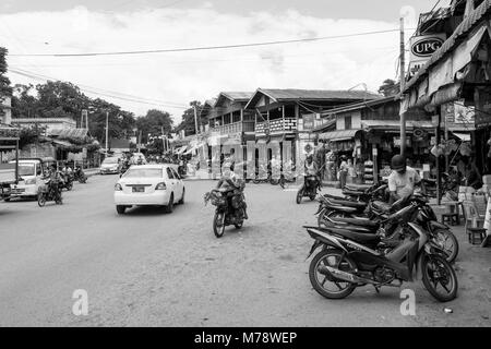 Ein sandiger Straße neben Nyaung U Markt in der Nähe von Bagan, Myanmar, Birma. Marktstände und geparkte Motorräder, gemeinsame Verkehrsmittel in Südostasien Stockfoto
