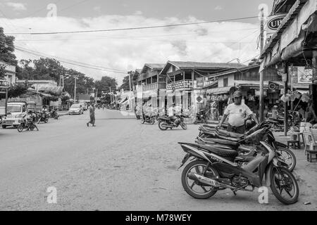 Ein sandiger Straße neben Nyaung U Markt in der Nähe von Bagan, Myanmar, Birma. Marktstände und geparkte Motorräder, gemeinsame Verkehrsmittel in Südostasien Stockfoto