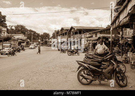 Ein sandiger Straße neben Nyaung U Markt in der Nähe von Bagan, Myanmar, Birma. Marktstände und geparkte Motorräder, gemeinsame Verkehrsmittel in Südostasien Stockfoto