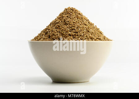 Eine Schüssel mit Anis auf Weiß Stockfoto