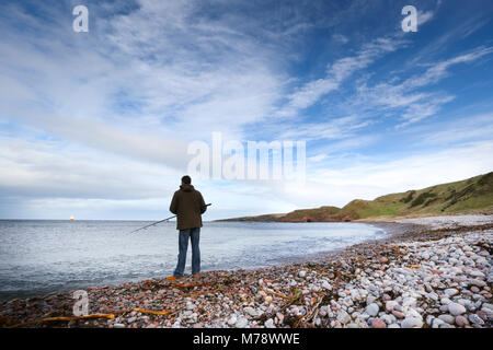 Mann angeln in der Nordsee aus der Schindeln auf neue Brighton & Hove Strand in Aberdeenshire, Schottland, Großbritannien Stockfoto