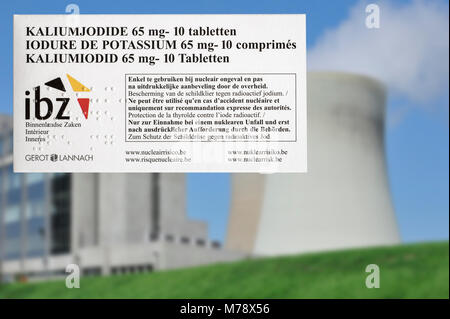 Doel Kernkraftwerk und Jodid Tabletten belgische Gebietsansässige von radioaktiven fallen, zu schützen - im Falle eines Unfalls oder einer Undichtigkeit in Belgien Stockfoto