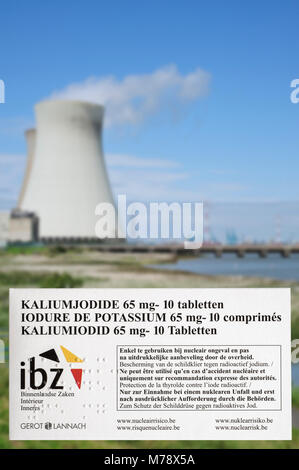 Doel Kernkraftwerk und Jodid Tabletten belgische Gebietsansässige von radioaktiven fallen, zu schützen - im Falle eines Unfalls oder einer Undichtigkeit in Belgien Stockfoto