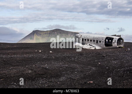 Abgestürzt United States Navy Super Douglas DC-3-Flugzeug auf sólheimasandur Strand in Island Stockfoto