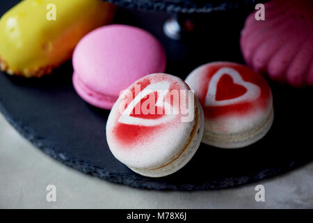 Kuchen auf dunklem Schiefer Etagenbett stehen. Desserts. Süße Tabelle Stockfoto