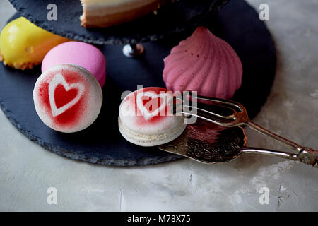 Kuchen auf dunklem Schiefer Etagenbett stehen. Desserts. Süße Tabelle Stockfoto