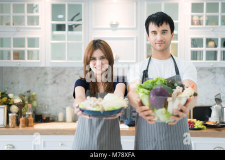 Young Asian paar Vorbereitung Essen gemeinsam am Schalter in der Küche. Glückliche Liebe paar Konzept. Stockfoto