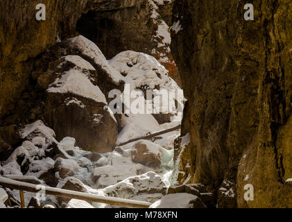 Eis fallen und Eiszapfen in die Partnachklamm, Bayern, Deutschland Stockfoto