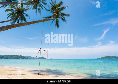 Schwingen hängen von kokospalme über Sommer Strand Meer in Phuket, Thailand. Sommer, Reisen, Ferien und Urlaub Konzept