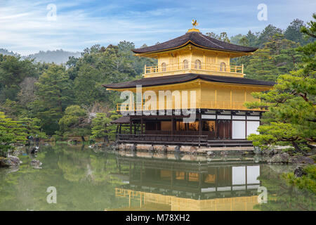 Kinkakuji Tempel (dem Goldenen Pavillon) in Kyoto, Japan Stockfoto