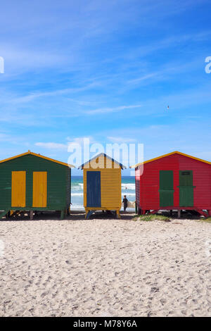 Helle Strand Hütten am Strand von Muizenberg, Kapstadt, Südafrika Stockfoto